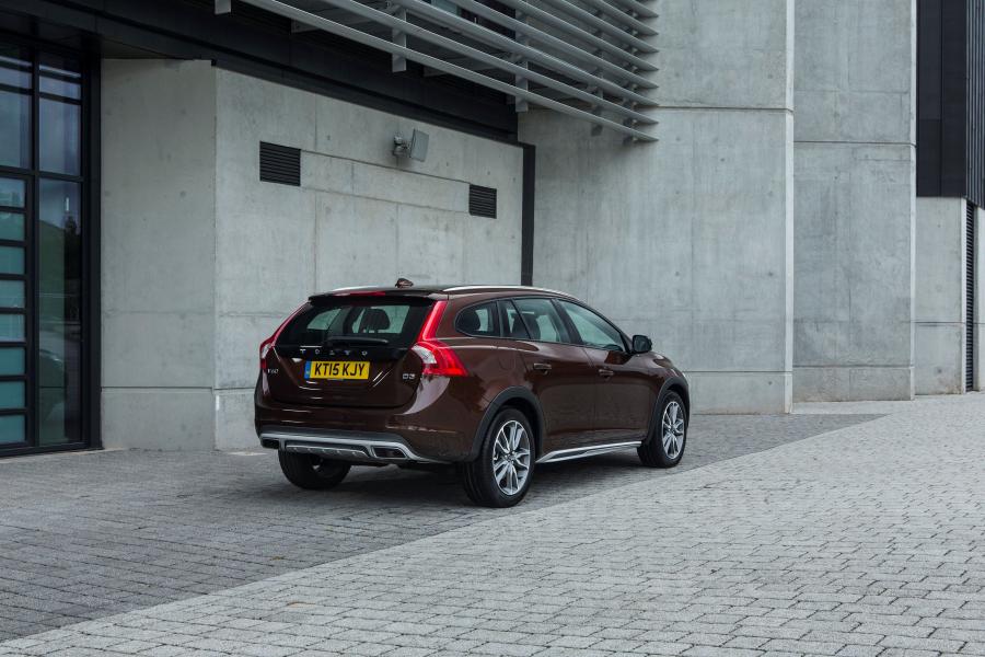  Volvo V60 D3 Cross Country 2015 года  (UK) (фото 2 из 22)